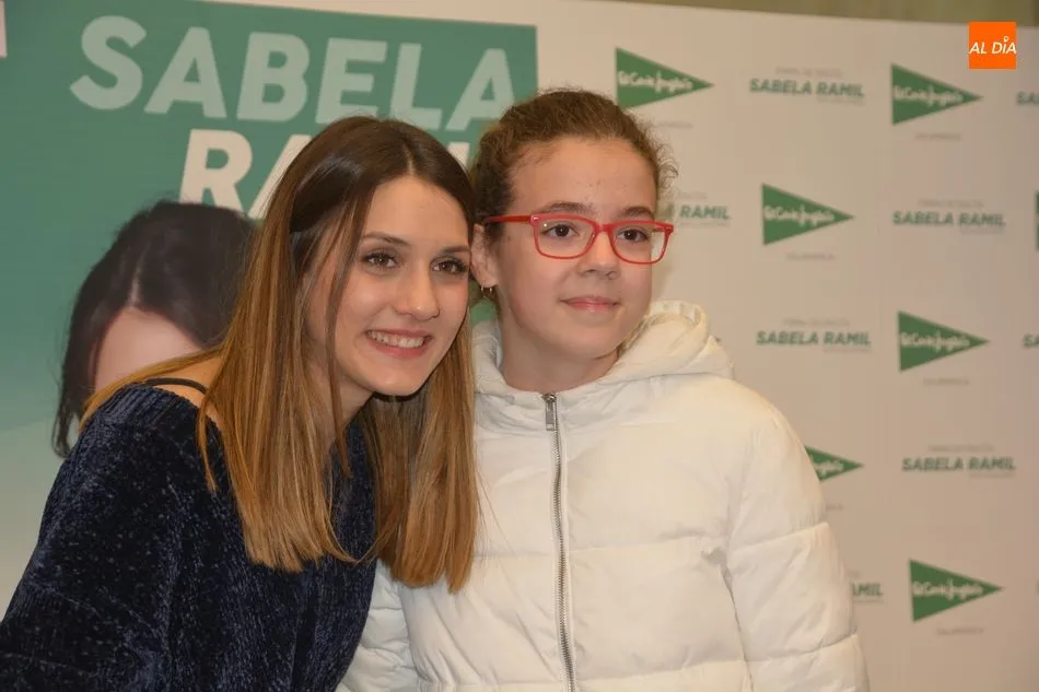 Foto 9 - Sabela Ramil cautiva a los j&oacute;venes salmantinos en la firma de su disco  