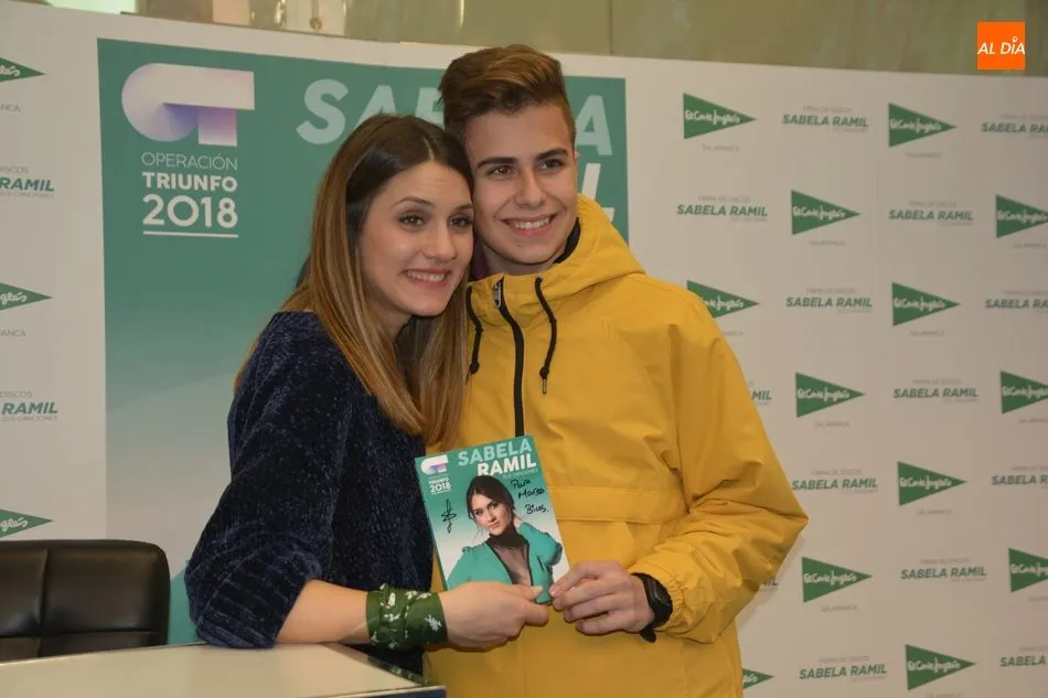 Foto 8 - Sabela Ramil cautiva a los j&oacute;venes salmantinos en la firma de su disco  