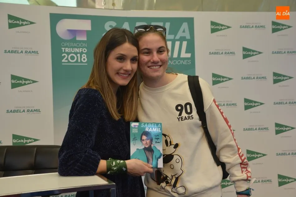 Foto 7 - Sabela Ramil cautiva a los j&oacute;venes salmantinos en la firma de su disco  