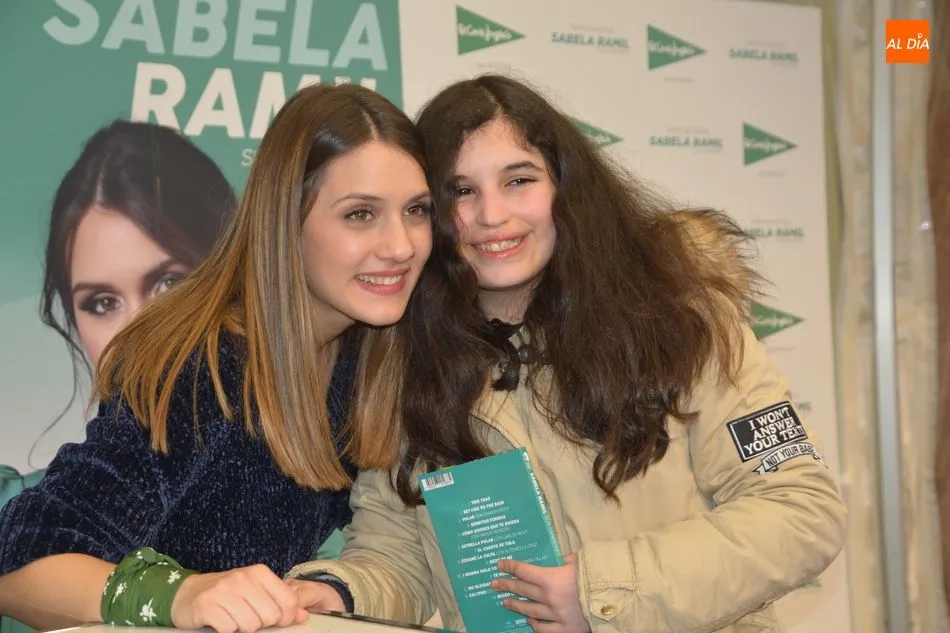 Foto 6 - Sabela Ramil cautiva a los j&oacute;venes salmantinos en la firma de su disco  