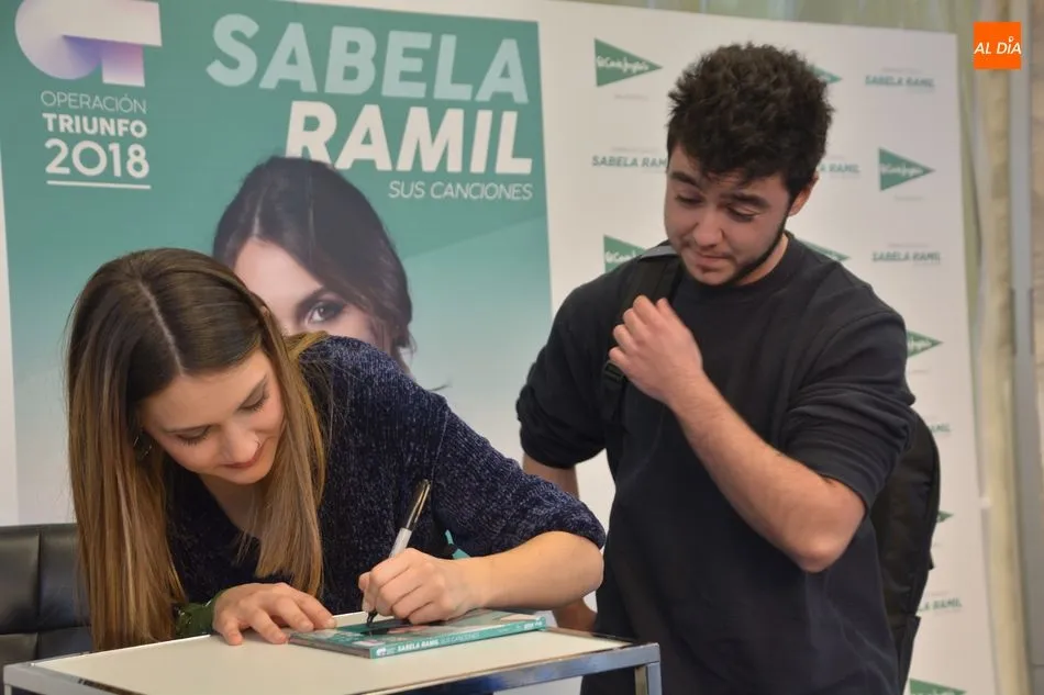 Foto 5 - Sabela Ramil cautiva a los j&oacute;venes salmantinos en la firma de su disco  