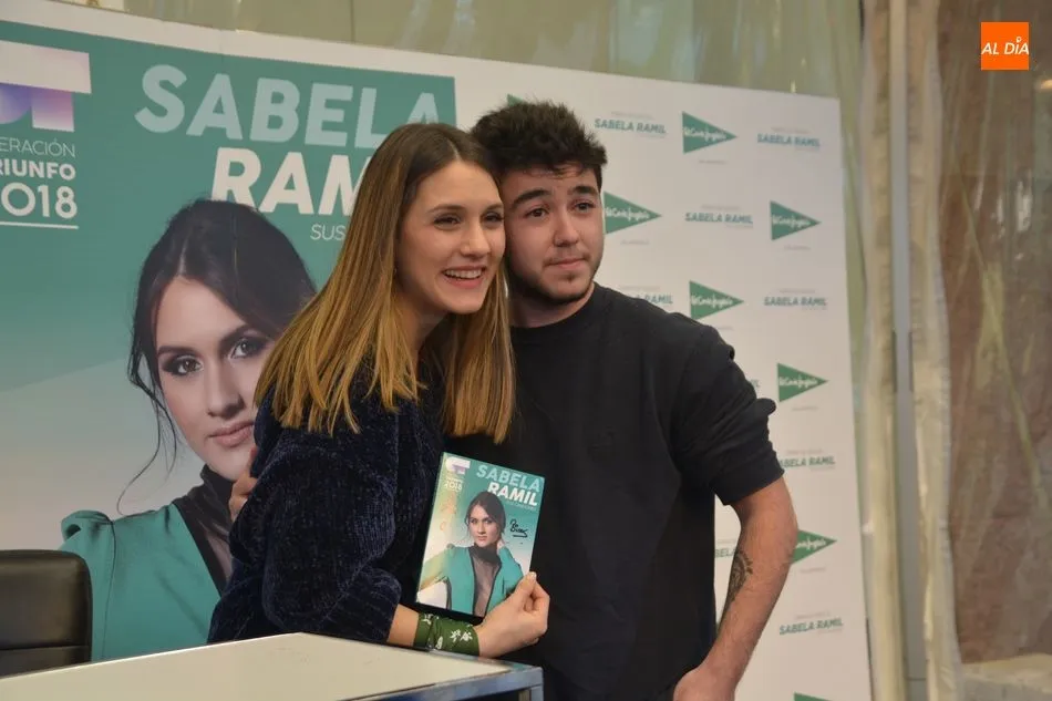 Foto 4 - Sabela Ramil cautiva a los j&oacute;venes salmantinos en la firma de su disco  