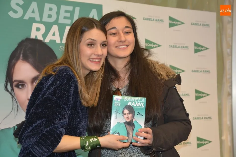 Foto 3 - Sabela Ramil cautiva a los j&oacute;venes salmantinos en la firma de su disco  