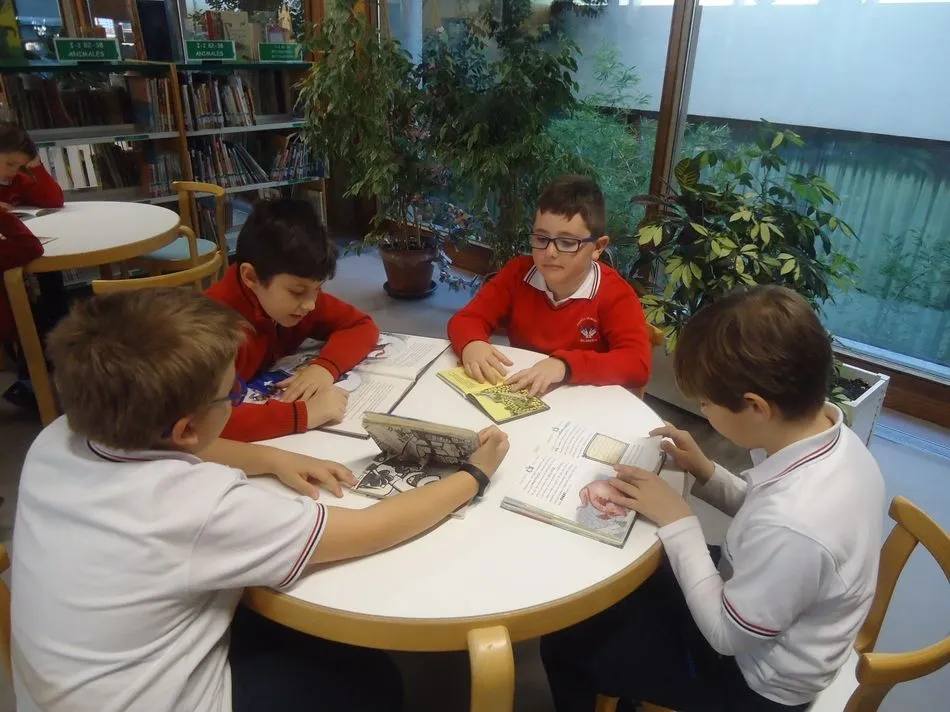 Foto 11 - Alumnos de Trinitarios visitan la Biblioteca Torrente Ballester  