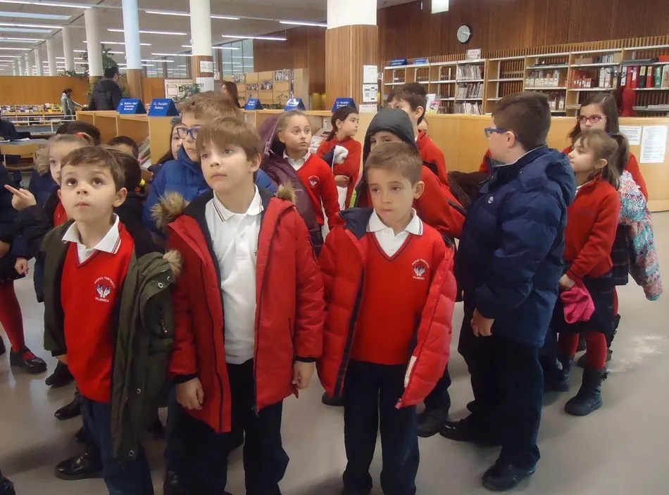 Foto 9 - Alumnos de Trinitarios visitan la Biblioteca Torrente Ballester  