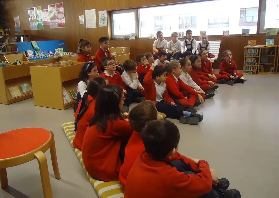 Foto 7 - Alumnos de Trinitarios visitan la Biblioteca Torrente Ballester  