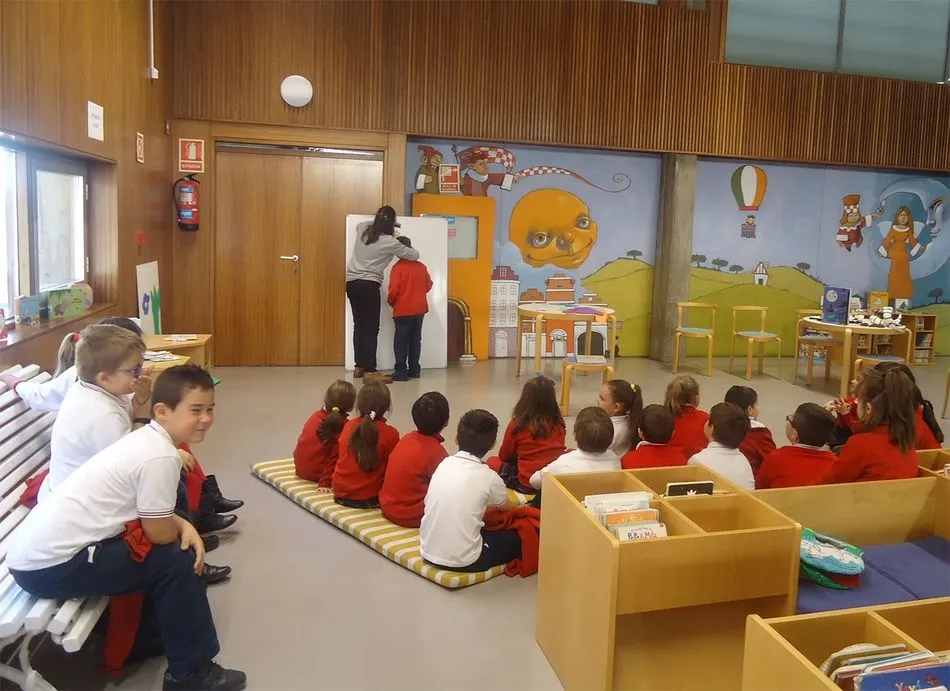 Foto 6 - Alumnos de Trinitarios visitan la Biblioteca Torrente Ballester  