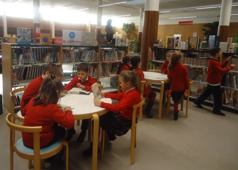 Foto 5 - Alumnos de Trinitarios visitan la Biblioteca Torrente Ballester  
