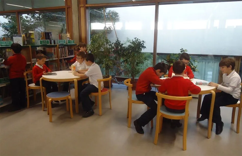 Foto 4 - Alumnos de Trinitarios visitan la Biblioteca Torrente Ballester  