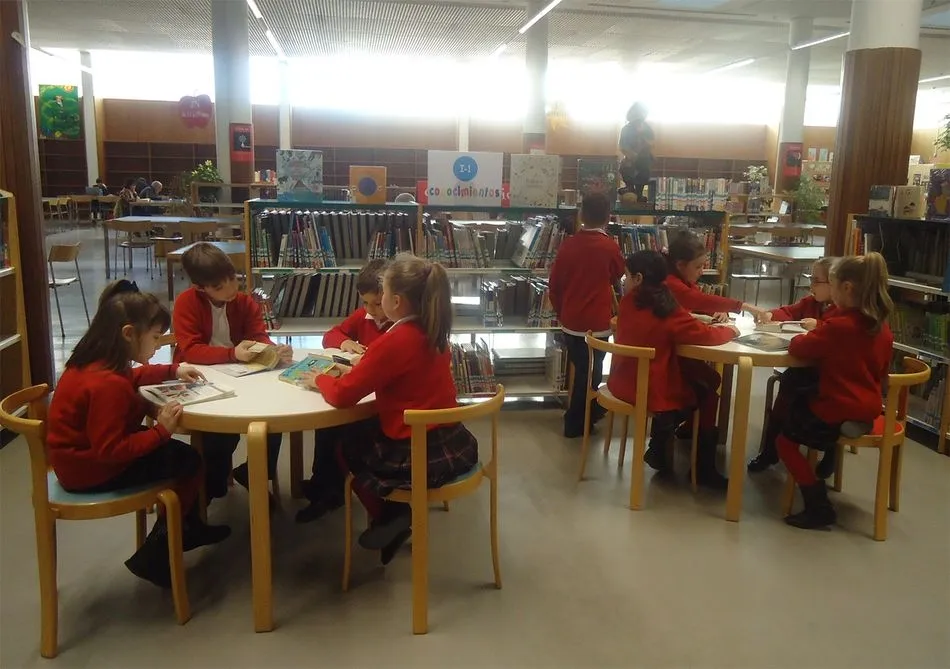 Foto 3 - Alumnos de Trinitarios visitan la Biblioteca Torrente Ballester  