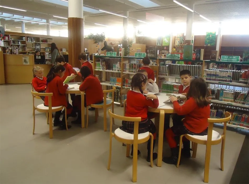 Foto 2 - Alumnos de Trinitarios visitan la Biblioteca Torrente Ballester  
