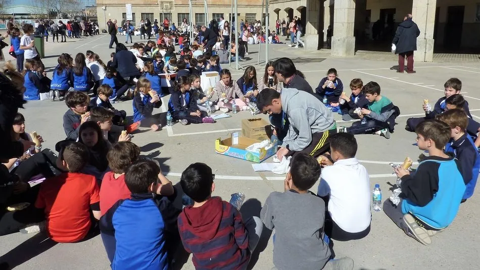 Alumnos, profesores y familias se han dado cita en el centro para compartir un bocadillo
