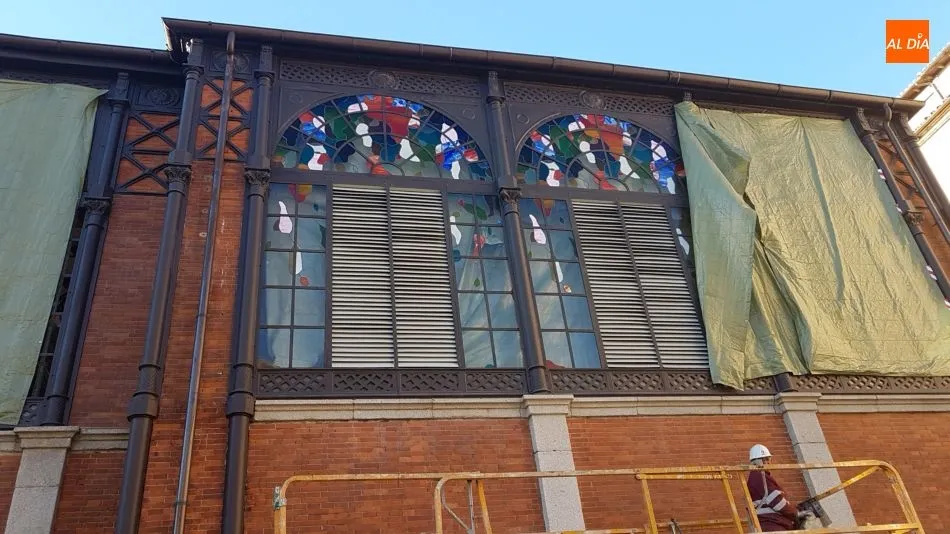 Foto 9 - El Mercado Central de Abastos renueva su imagen exterior con vidrieras art&iacute;sticas y el arreglo de...