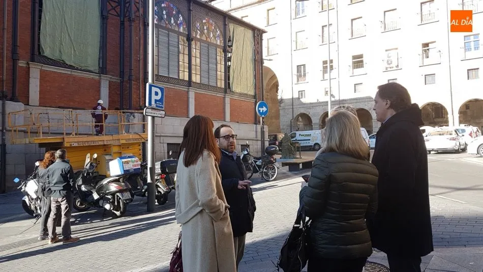 Foto 5 - El Mercado Central de Abastos renueva su imagen exterior con vidrieras art&iacute;sticas y el arreglo de...