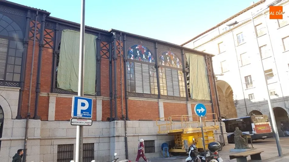 Foto 4 - El Mercado Central de Abastos renueva su imagen exterior con vidrieras art&iacute;sticas y el arreglo de...