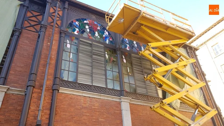 Foto 3 - El Mercado Central de Abastos renueva su imagen exterior con vidrieras art&iacute;sticas y el arreglo de...