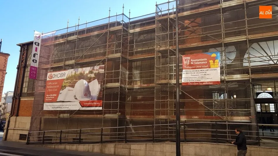 Foto 6 - El Mercado Central de Abastos renueva su imagen exterior con vidrieras art&iacute;sticas y el arreglo de...