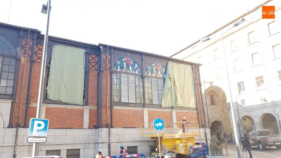 Foto 2 - El Mercado Central de Abastos renueva su imagen exterior con vidrieras art&iacute;sticas y el arreglo de...