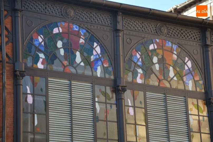 Foto 8 - El Mercado Central de Abastos renueva su imagen exterior con vidrieras art&iacute;sticas y el arreglo de...