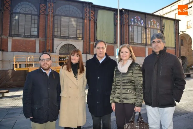 Foto 7 - El Mercado Central de Abastos renueva su imagen exterior con vidrieras art&iacute;sticas y el arreglo de...