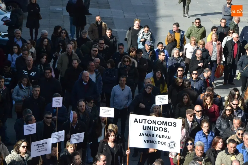 Foto 5 - M&aacute;s de 200 personas se suman en Mir&oacute;briga al &lsquo;Despertar de los Aut&oacute;nomos&rsquo;  