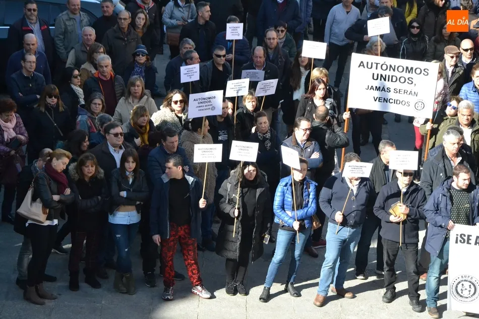 Foto 2 - M&aacute;s de 200 personas se suman en Mir&oacute;briga al &lsquo;Despertar de los Aut&oacute;nomos&rsquo;  