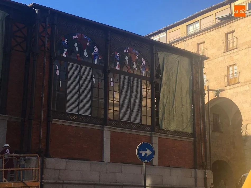 Foto 10 - El Mercado Central de Abastos renueva su imagen exterior con vidrieras art&iacute;sticas y el arreglo de...