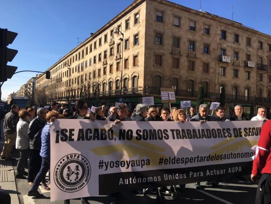 Foto 10 - Cerca de 200 aut&oacute;nomos se manifiestan para denunciar &ldquo;el desamparo por parte de las...