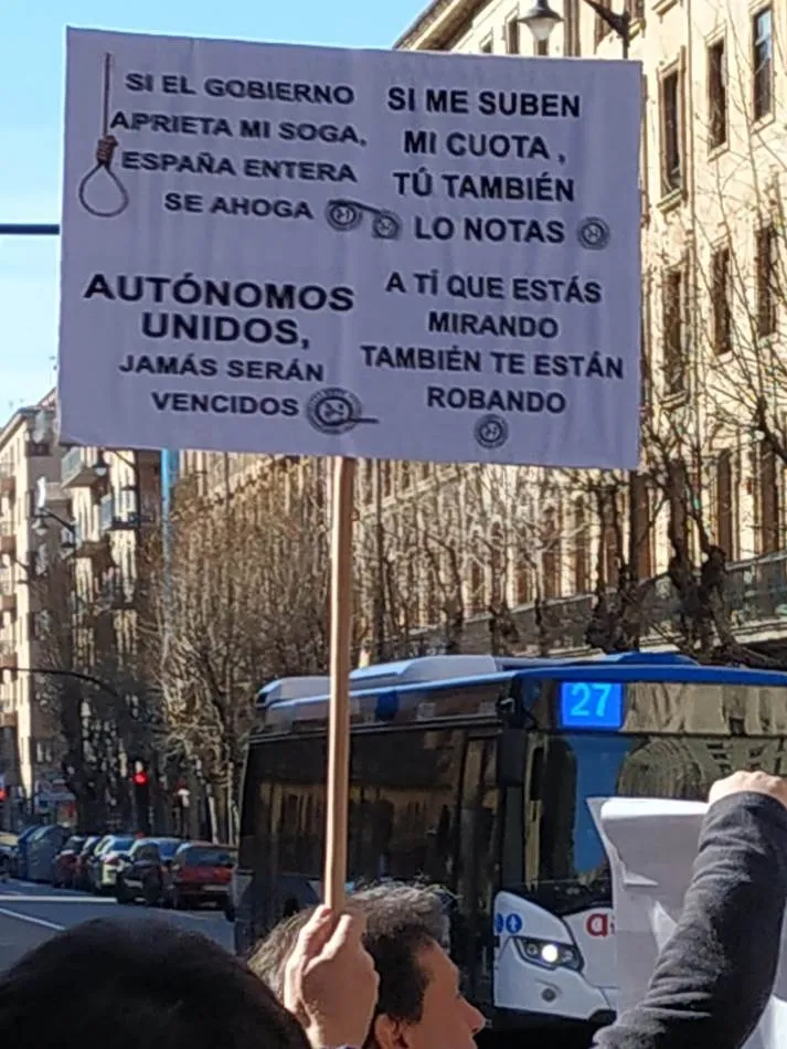Foto 8 - Cerca de 200 aut&oacute;nomos se manifiestan para denunciar &ldquo;el desamparo por parte de las...