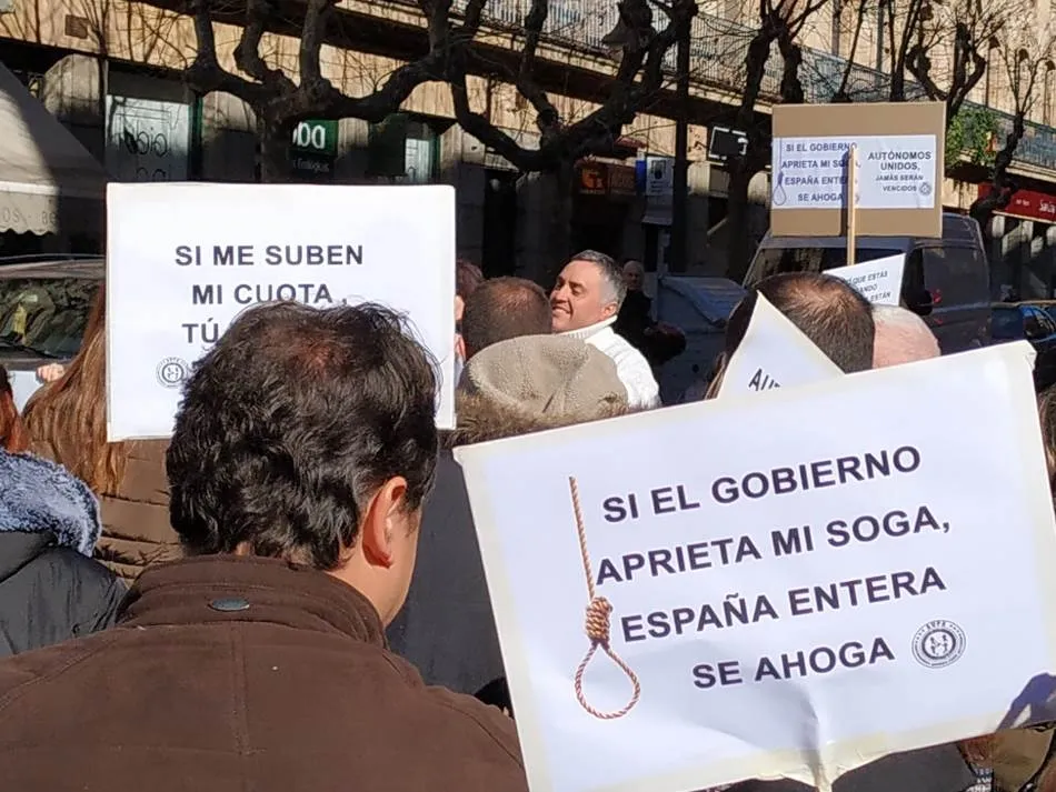 Foto 7 - Cerca de 200 aut&oacute;nomos se manifiestan para denunciar &ldquo;el desamparo por parte de las...