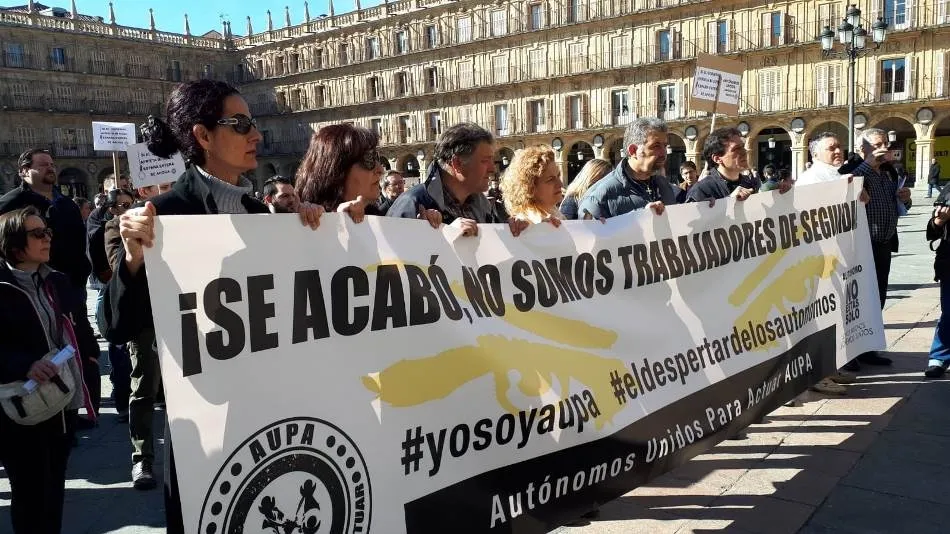 Foto 4 - Cerca de 200 aut&oacute;nomos se manifiestan para denunciar &ldquo;el desamparo por parte de las...