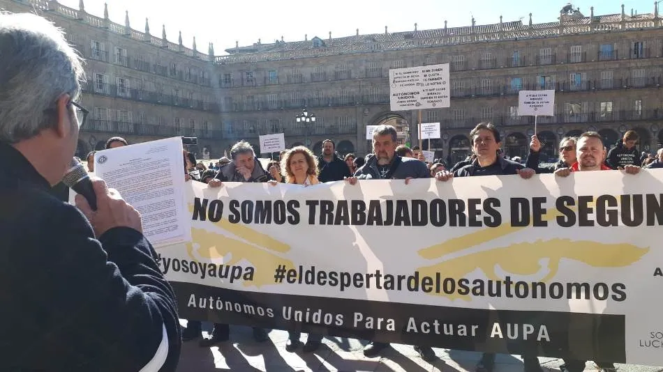 Foto 3 - Cerca de 200 aut&oacute;nomos se manifiestan para denunciar &ldquo;el desamparo por parte de las...