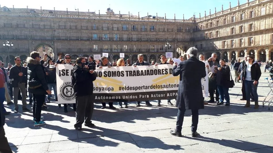 Foto 2 - Cerca de 200 aut&oacute;nomos se manifiestan para denunciar &ldquo;el desamparo por parte de las...