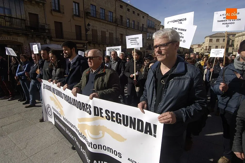 Foto 10 - M&aacute;s de 200 personas se suman en Mir&oacute;briga al &lsquo;Despertar de los Aut&oacute;nomos&rsquo;  
