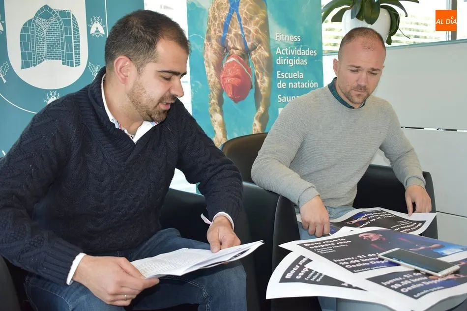 Carlos Arasa, concejal de Deportes, junto Fernando Sánchez Salinero, en la presentación de la charla