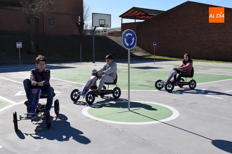 Alumnos del IES Leonardo Da Vinci prueban las instalaciones / Pedro Zaballos