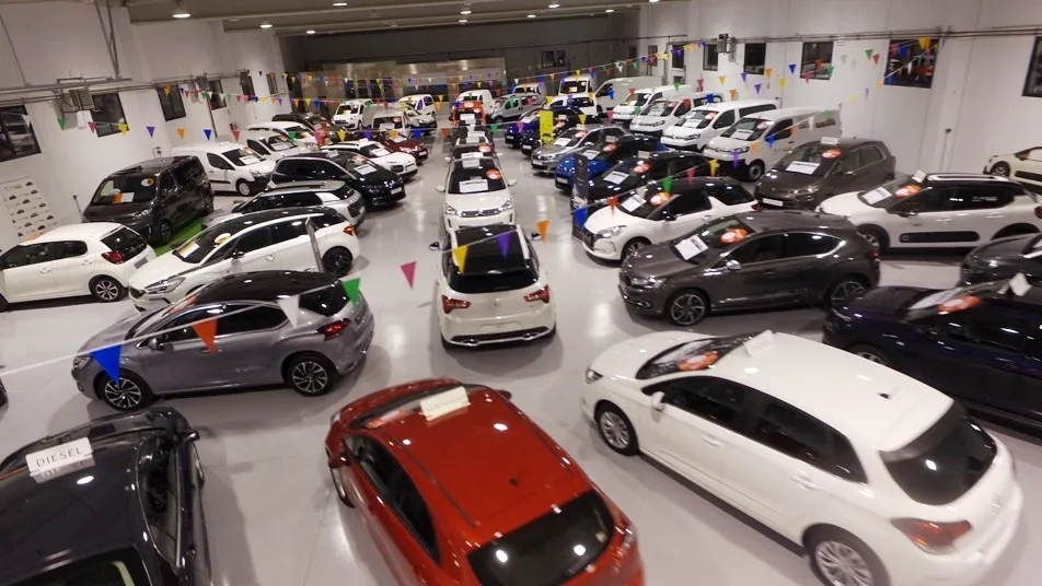 Coches expuestos en un concesionario