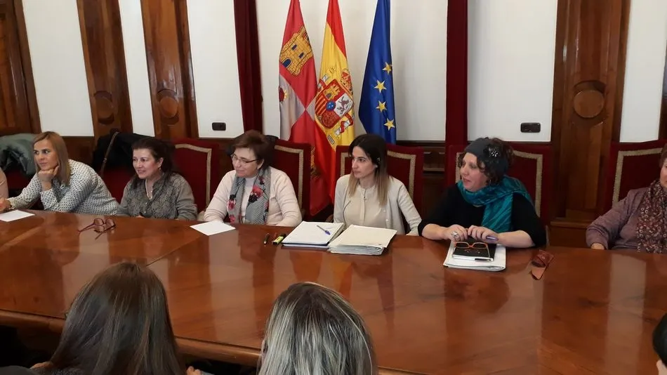 Foto 2 - La subdelegada del Gobierno se re&uacute;ne con diversas asociaciones de mujeres para conocer sus...