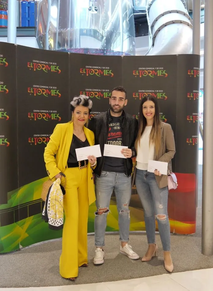 Foto 6 - El Tormes entrega los premios a los ganadores de &lsquo;Enam&oacute;date 2018&rsquo; que posaron para este blog...