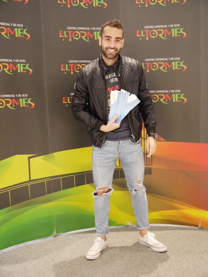 Foto 3 - El Tormes entrega los premios a los ganadores de &lsquo;Enam&oacute;date 2018&rsquo; que posaron para este blog...