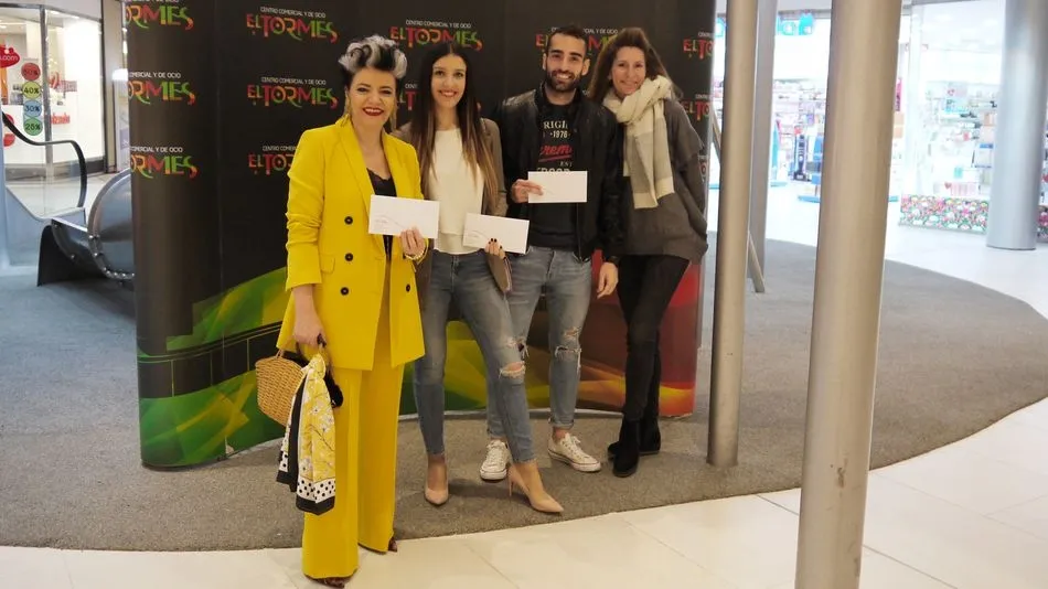 Foto 2 - El Tormes entrega los premios a los ganadores de &lsquo;Enam&oacute;date 2018&rsquo; que posaron para este blog...