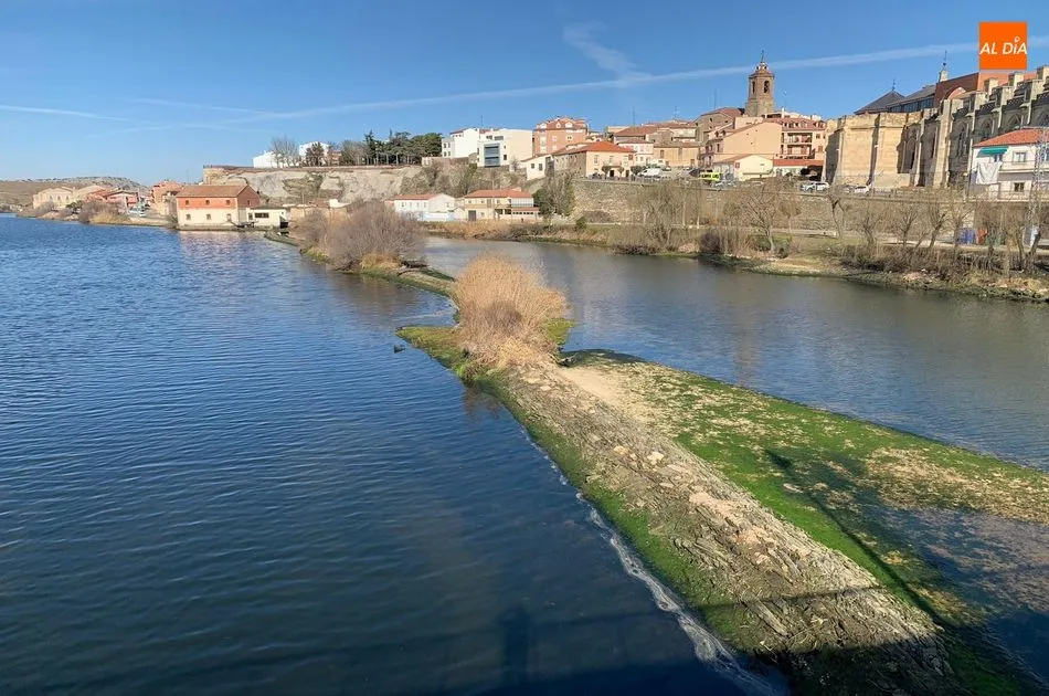 El rio Tormes desciende su caudal por obras en el azud de Villagonzalo