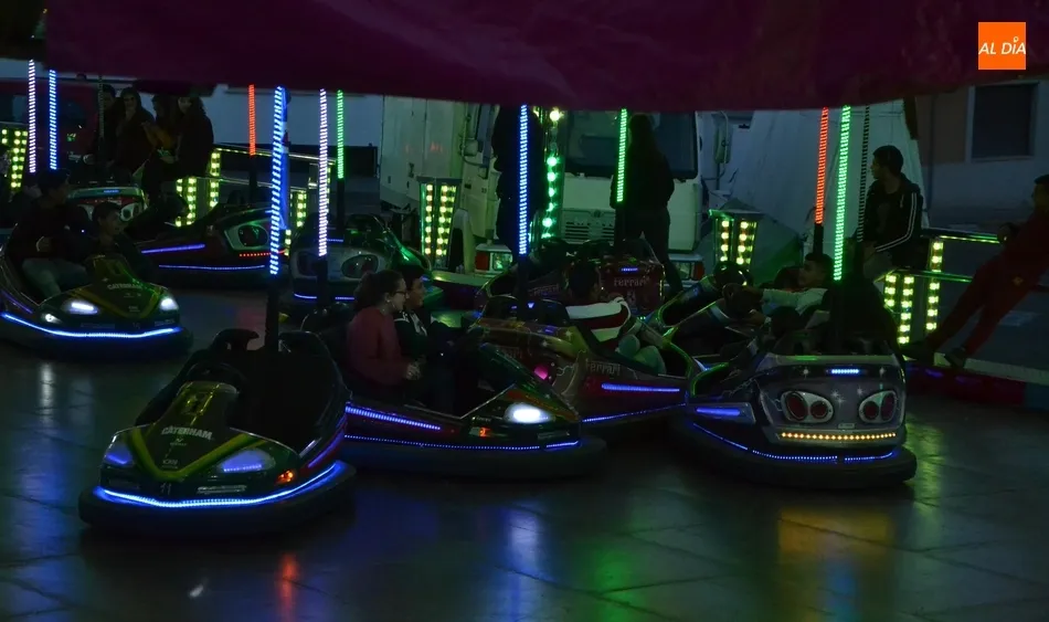 Foto 2 - Empiezan a llegar m&aacute;s atracciones mientras que los coches chocones ya est&aacute;n operativos  