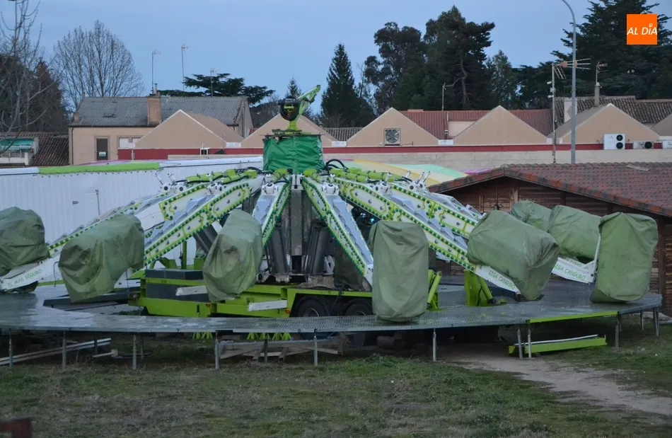 Foto 11 - Empiezan a llegar m&aacute;s atracciones mientras que los coches chocones ya est&aacute;n operativos  