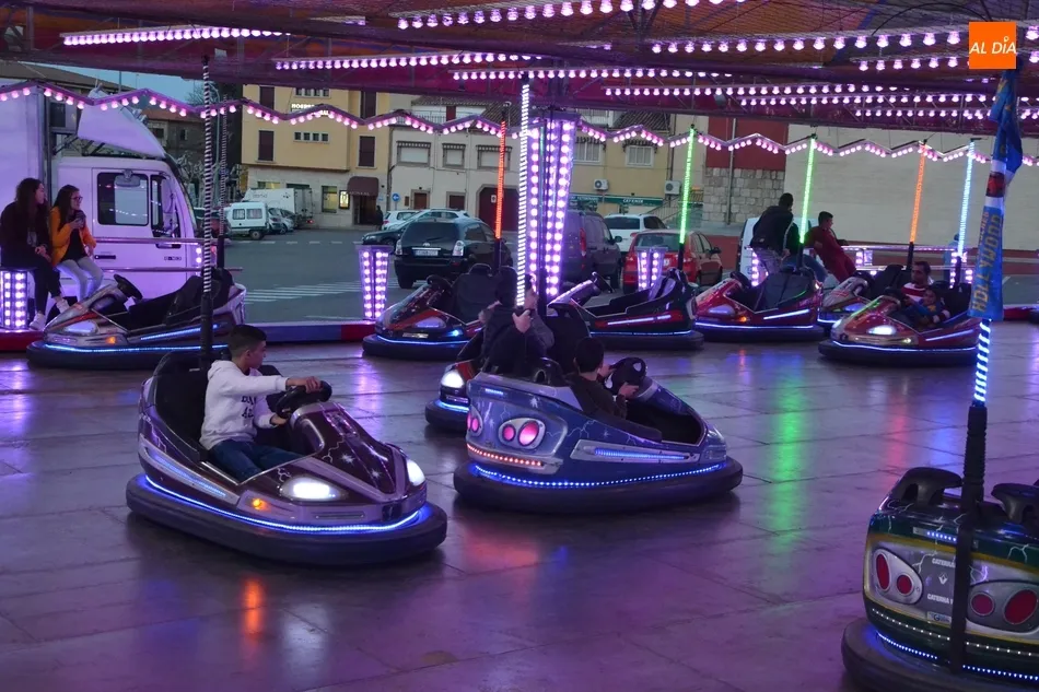 Foto 9 - Empiezan a llegar m&aacute;s atracciones mientras que los coches chocones ya est&aacute;n operativos  