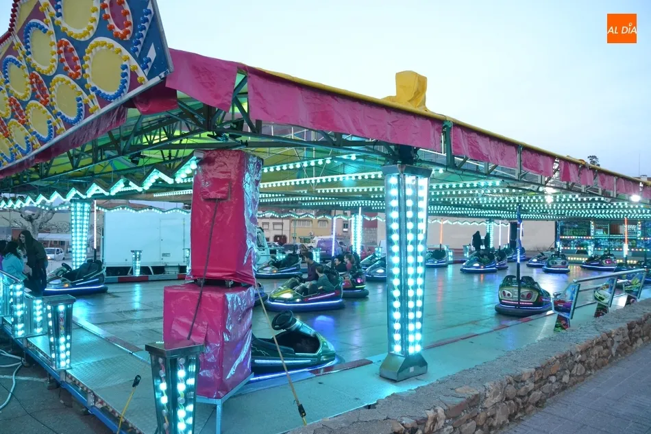 Foto 10 - Empiezan a llegar m&aacute;s atracciones mientras que los coches chocones ya est&aacute;n operativos  