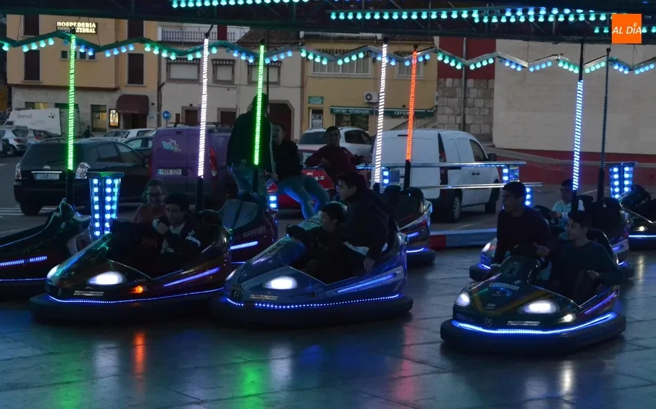 Foto 6 - Empiezan a llegar m&aacute;s atracciones mientras que los coches chocones ya est&aacute;n operativos  