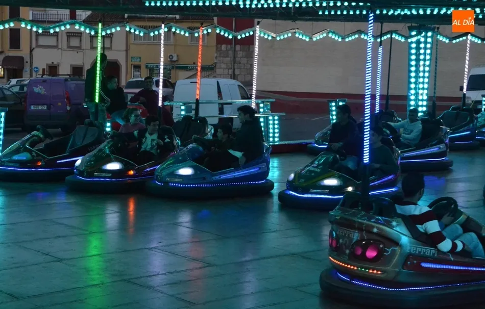 Foto 7 - Empiezan a llegar m&aacute;s atracciones mientras que los coches chocones ya est&aacute;n operativos  