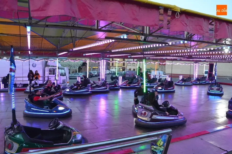 Foto 5 - Empiezan a llegar m&aacute;s atracciones mientras que los coches chocones ya est&aacute;n operativos  