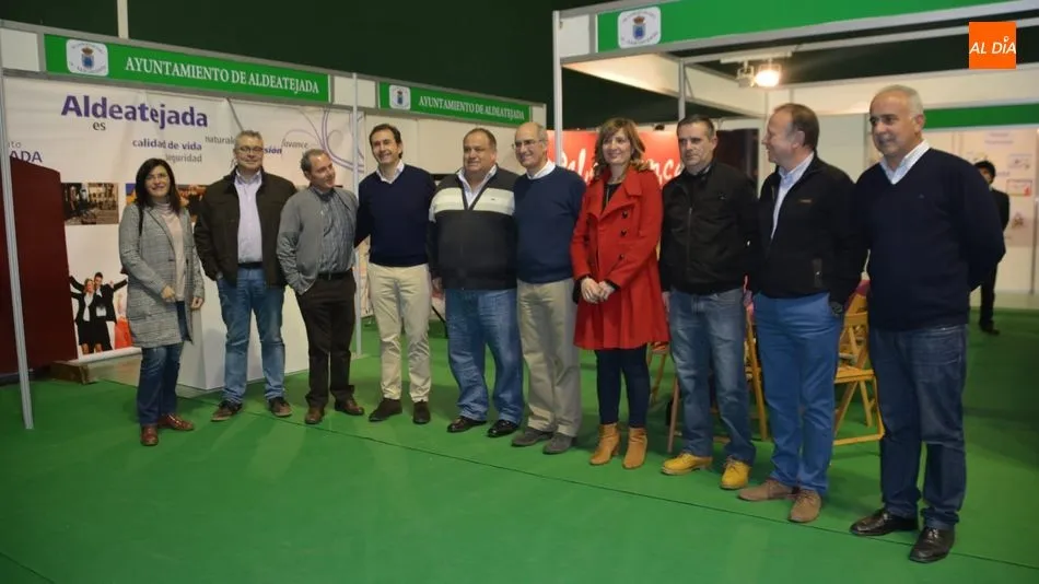 Autoridades locales y provinciales han asistido a la inaugruación de la Feria Apícola de Aldeatejada. Foto: Lydia González